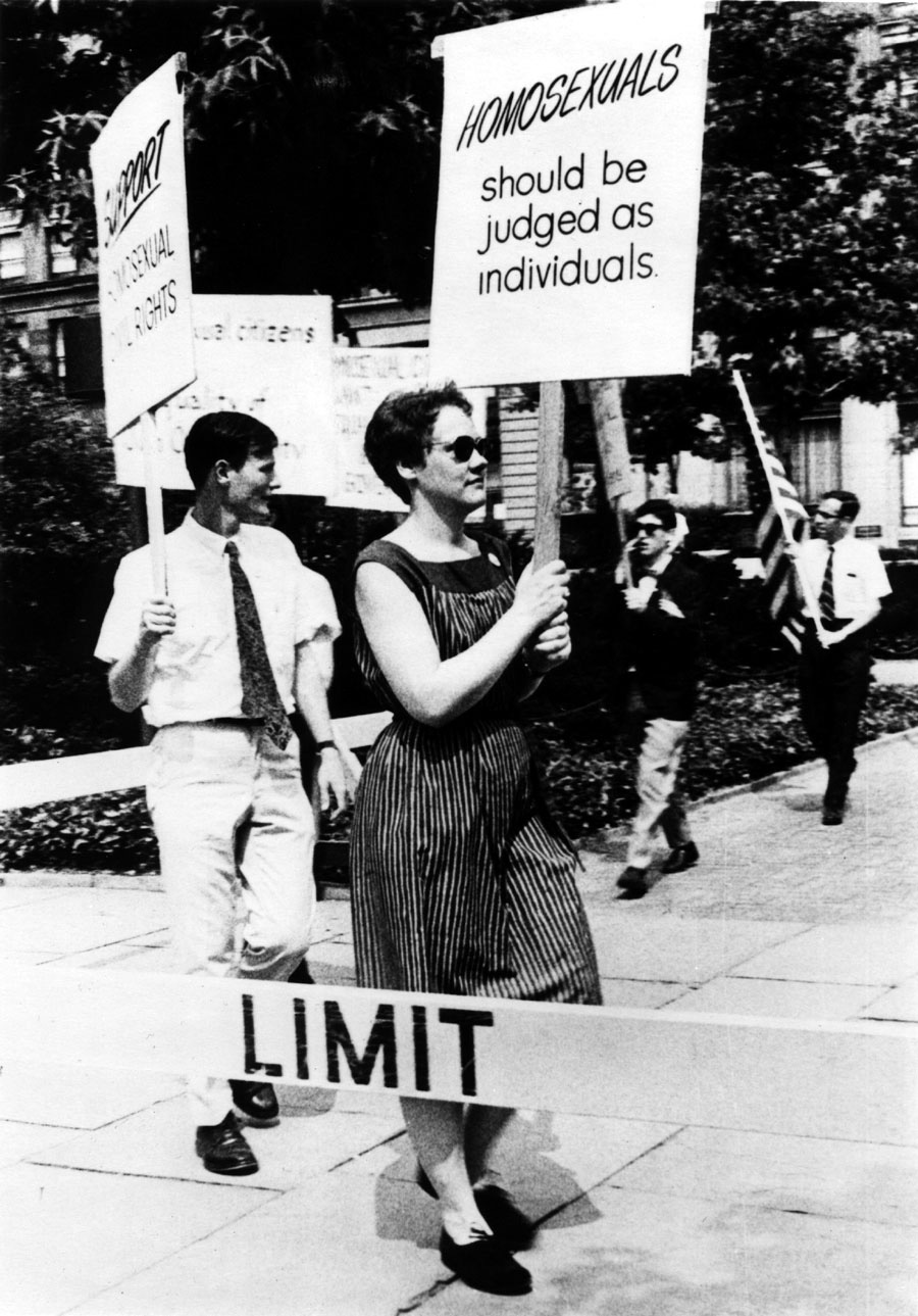 Barbara Gitting demonstrating